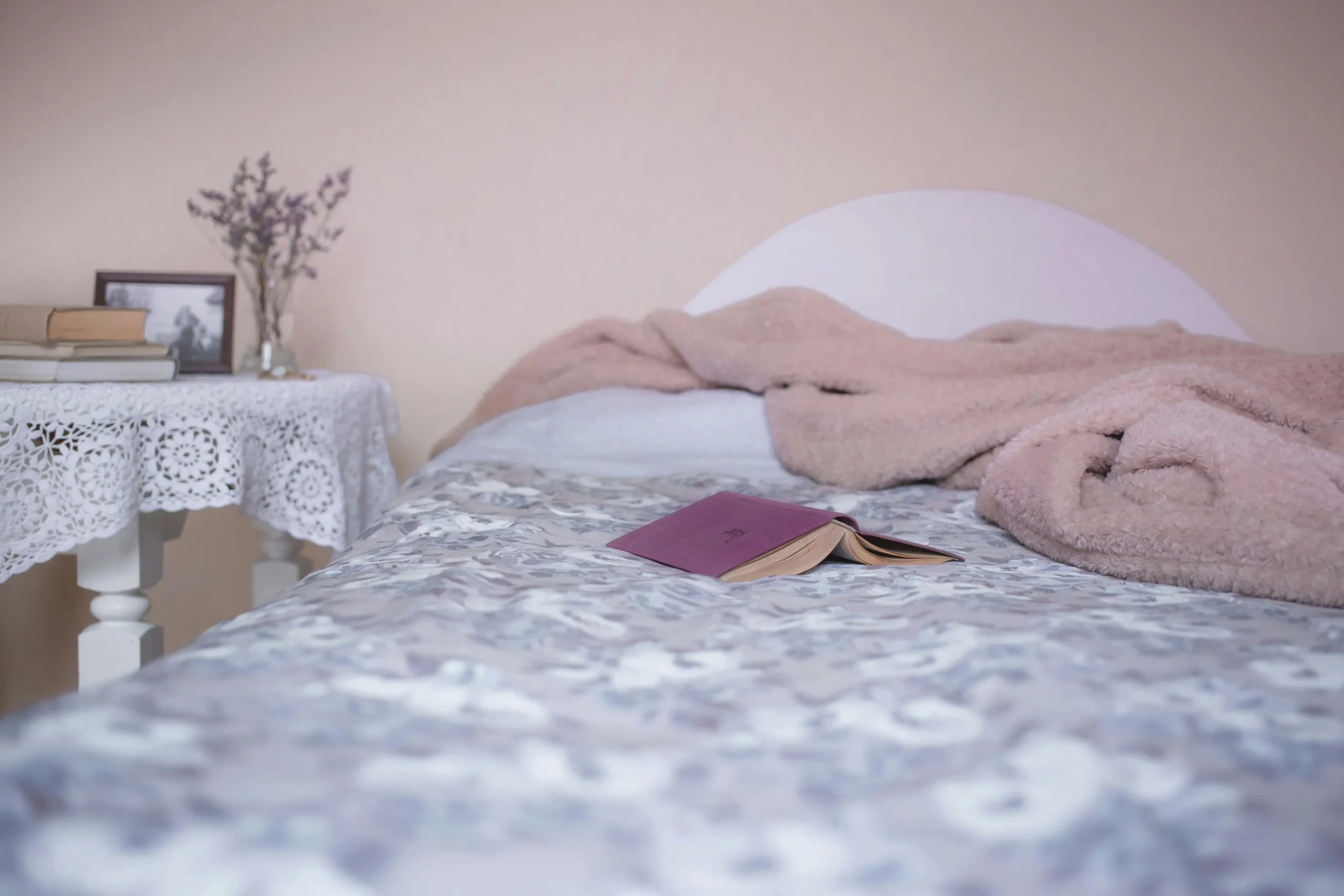 Plantes chambre pour mieux dormir — lavande et sansevieria sur table de nuit